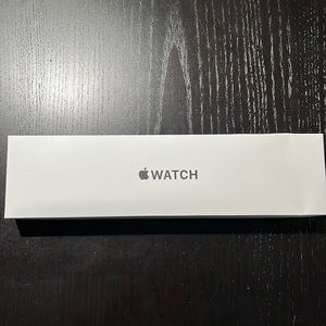 Apple Watch SE 40 MM Gold Aluminum Case/Starlight Sports Band